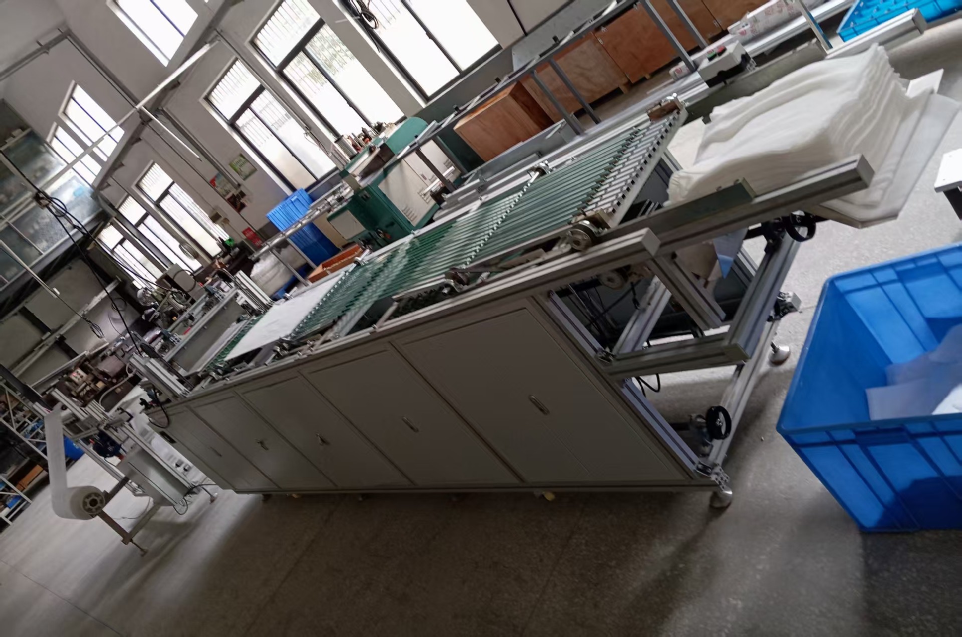 Fully automatic two-fold abdominal pad folding machine